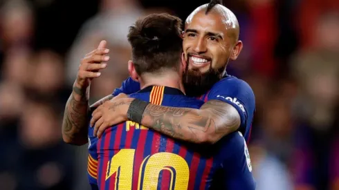 Vidal abraza a Messi.
