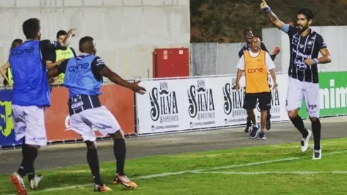 El Loco Abreu marca su primer gol en su nuevo equipo brasileño