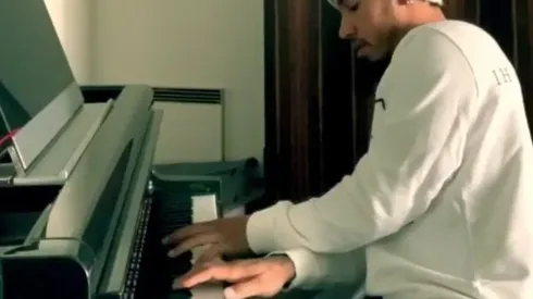 ¡Mamma mía! Lewis Hamilton también tiene dedos para al piano y se luce con clásico de Queen