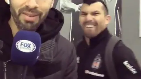 El distendido momento de Medel con Cárdenas.