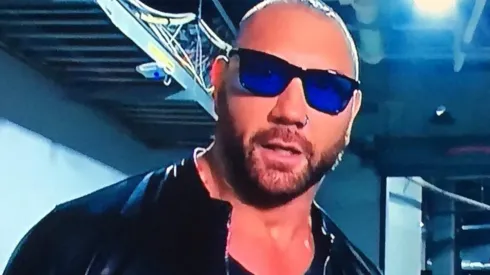 Batista regresó a WWE, golpeó a Ric Flair y le dejó un mensaje a Triple H