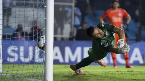 Dos tapadones y un penal de Arias, pero ganó Corinthians.