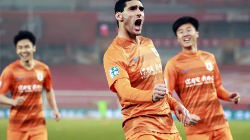 Fellaini festeja su gol y debut en China.
