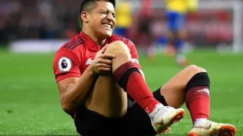 Alexis dejó la cancha después de un duro golpe en la rodilla derecha