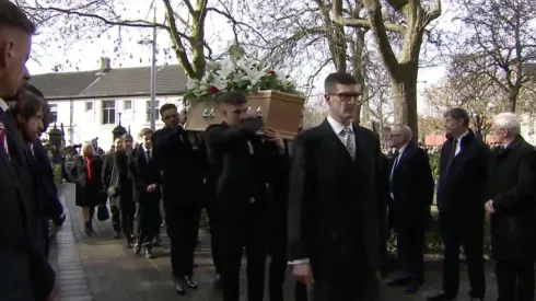 Los porteros llevando el féretro de Banks en Inglaterra