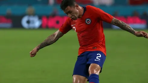 Eugenio Mena jugando por Chile