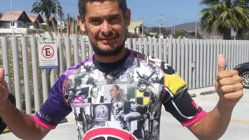 Cano con la camiseta conmemorativa