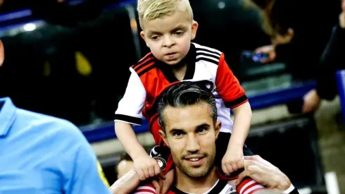 ¡Ídolo máximo! Van Persie ingresó a la cancha con un niño al hombro