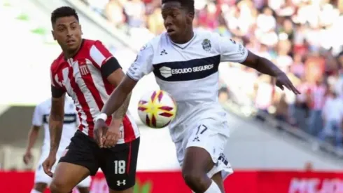 Jara marcando al venezolano Jan Hurtado