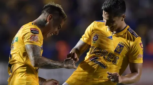 Salcedo festeja junto a Edu Vargas.