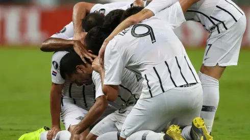 Los jugadores de Libertad celebrando el gol de Bareiro