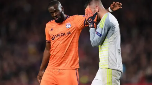 Lopes se retira del campo.