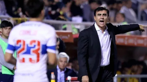 El DT de la UC da instrucciones contra Rosario Central.