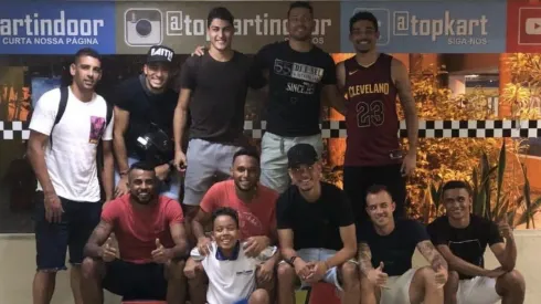 El equipo de Botafogo posa en el podio tras la carrera, con Leo Valencia en lo más alto