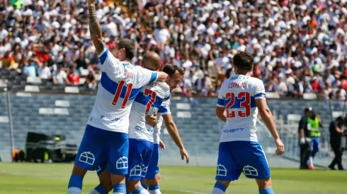 La Católica festeja el triunfo ante Colo Colo.