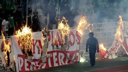 En los enfrentamientos, los locales quemaron los lienzos de la visita