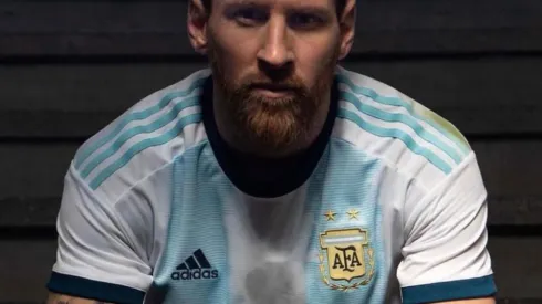 La nueva camiseta argentina asemeja la bandera en su parte frontal