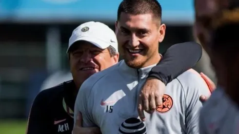 Miguel Herrera y su regalón.