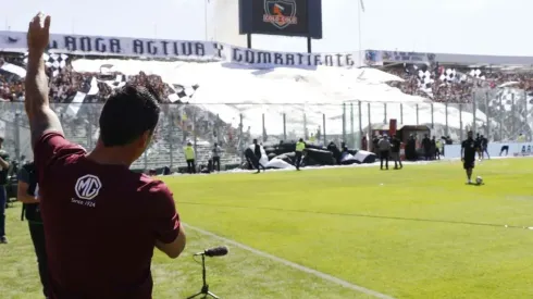 Paredes agradece la bandera gigante.
