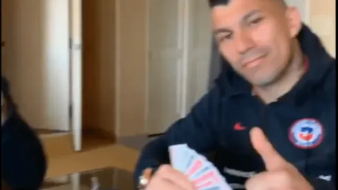 Medel se vio relajado jugando a las cartas con Vidal