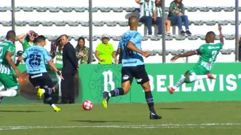 ¡Y más encima alega por la roja! Patada asesina en el fútbol brasileño