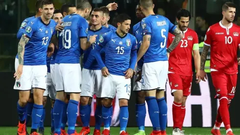 Italia celebra la goleada por 6-0.