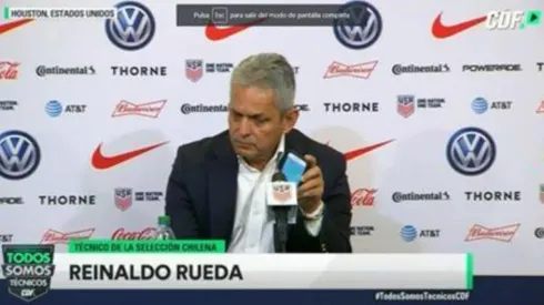Rueda en el momento que sacó su celular en plena conferencia