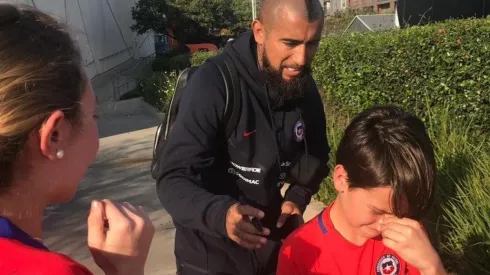 Vidal firma el autógrafo del emocionado niño chileno