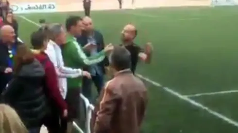 La escena ante los niños: mal el espectador, mal el réferi.