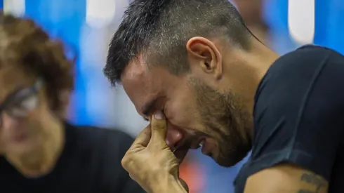 Alan Ruschel, superviviente de la tragedia de Chapecoense, llorando la muerte de Rafael Henzel