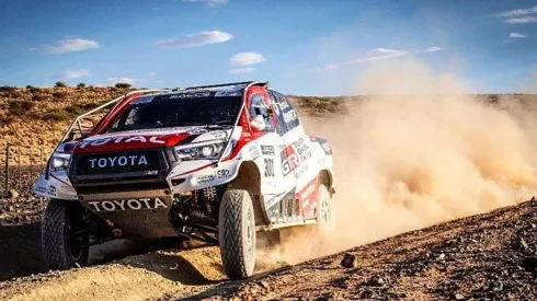 Fernando Alonso a bordo de su Toyota Hilux