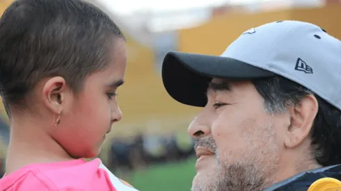 Maradona se divierte bailando con niños con cáncer