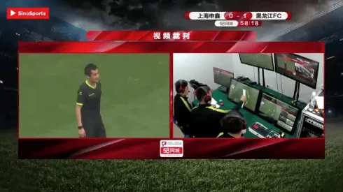 El VAR en China usó una hoja de papel para definir un offside