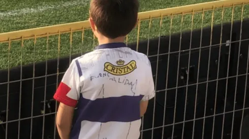 Marca de la UC busca a pequeño hincha que emocionó con su camiseta