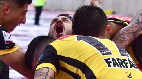 El furioso festejo de Pinilla ante Colo Colo.