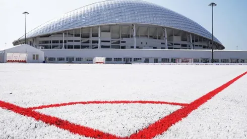 Marca de cerveza inaugura cancha hecha de vasos plásticos reciclados