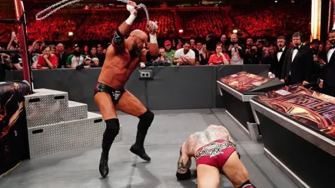 Triple H venció a Batista en una brutal pelea