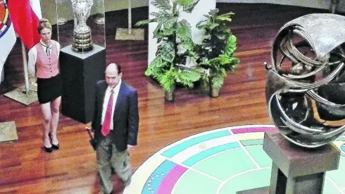 Una de las escenas en las que se ve a Parra encarnando a Jadue en el GAM