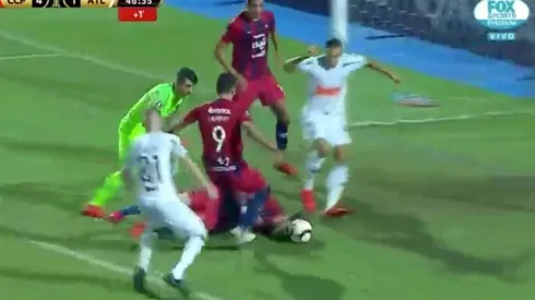 Casi literal: Amorebieta deja la vida en cancha.