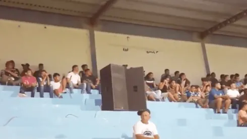 Barra salvadoreña pone parlantes para alentar a su equipo