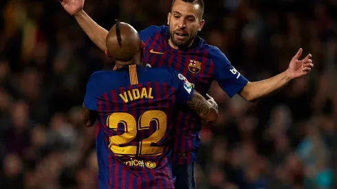 Alba celebra el 2-1 con el chileno