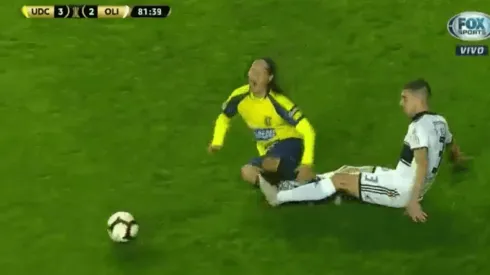 Durísima entrada contra Hugo Droguett