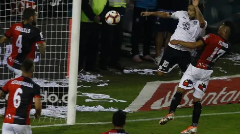 Jorge Valdivia se eleva e impacta el balón para el único gol del partido