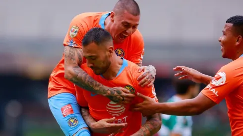 Castillo festejando el gol de Emanuel Aguilera