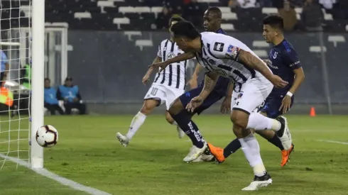 Esteban Paredes estuvo así de cerca de anotar en el Monumental