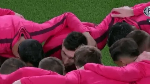 Lionel Messi se dirigió intensamente a sus compañeros antes del partido