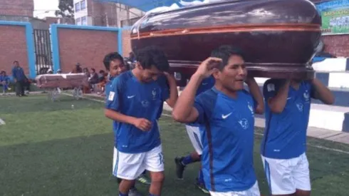 El equipo campeón dando la vuelta olímpica