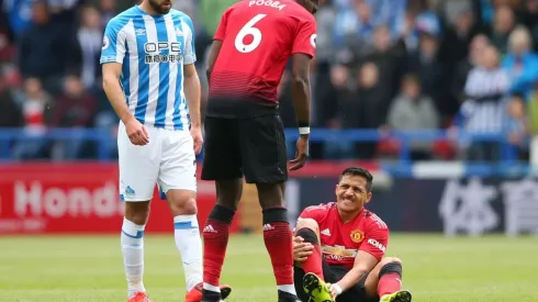 El momento en el que Pogba asiste a un lesionado Sánchez