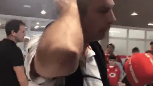 Mayne-Nicholls mientras atiende a Redgol