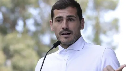 Casillas en la salida del hospital en Porto